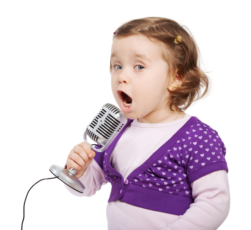 Картинка поем. Дети поют. Ребенок с микрофоном. Девочка с микрофоном. Омикрон у детей.