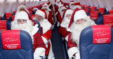Санта клаусы в самолете