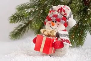 Веселый снеговик с подарком картинка