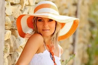 Оранжевая шляпа на девушке
