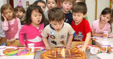Дети дуют на торт фото