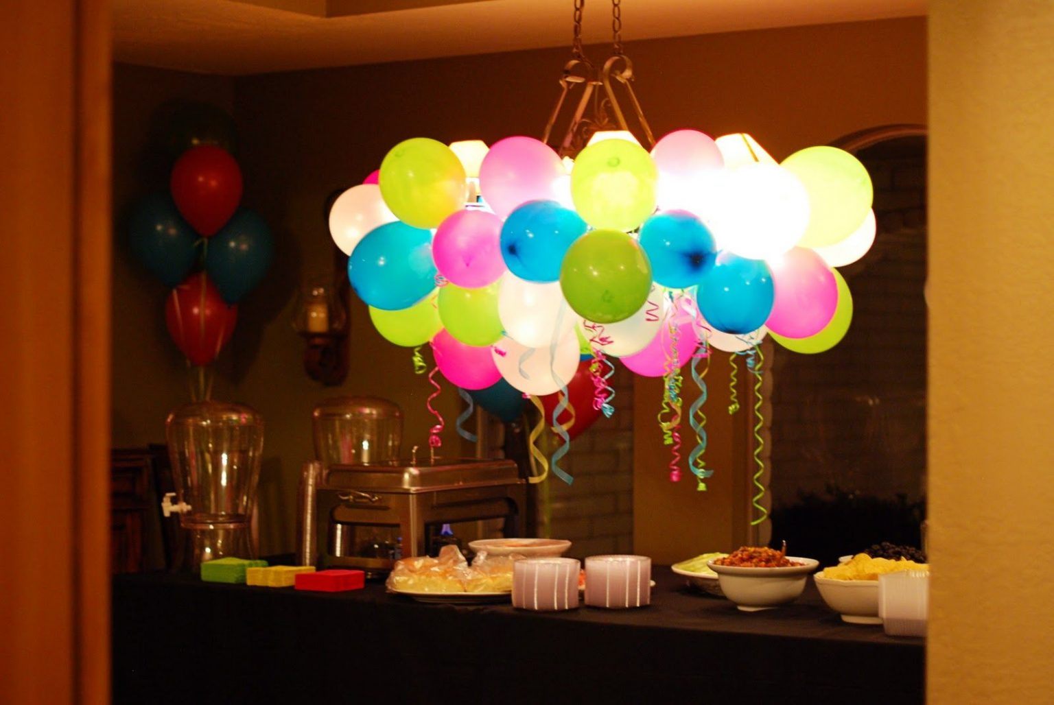 украсить комнату на день рождения своими руками из шаров