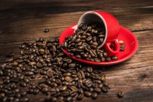 Чашка кофе и кофейные зерна 2023